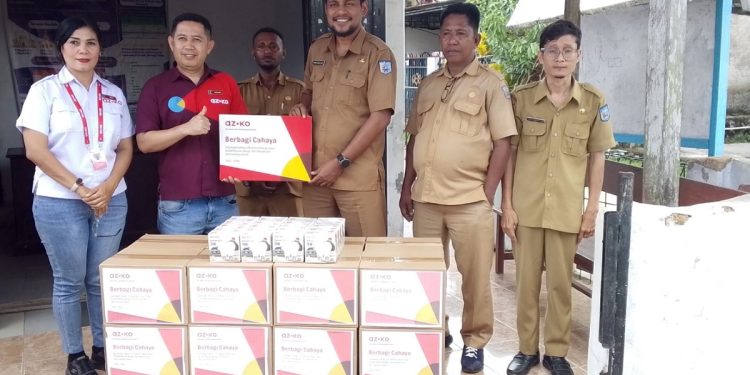 AZKO Berbagi Cahaya Sentuh Warga Klamana, Serahkan 500 Lampu LED Hemat Energi