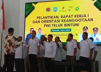 Bustam Lantik Pengurus Baru PWI Teluk Bintuni, Siap Bersinergi Wujudkan Daerah Sejahtera dan Serasi