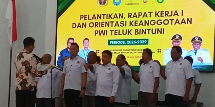 Bustam Lantik Pengurus Baru PWI Teluk Bintuni, Siap Bersinergi Wujudkan Daerah Sejahtera dan Serasi