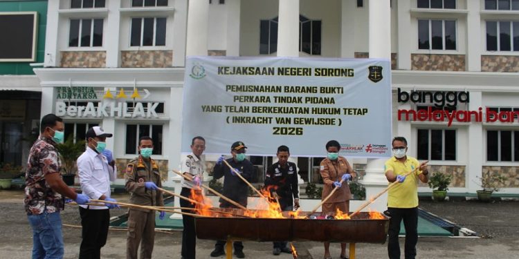 Kejari Sorong Musnahkan Barang Bukti Puluhan Perkara, Cegah Penumpukan dan Penyalahgunaan