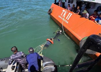 Baling-Baling Tersangkut Jaring Nelayan, Kapal SPOB TK II Diselamatkan KRI Bawal-875 di Perairan Bintuni