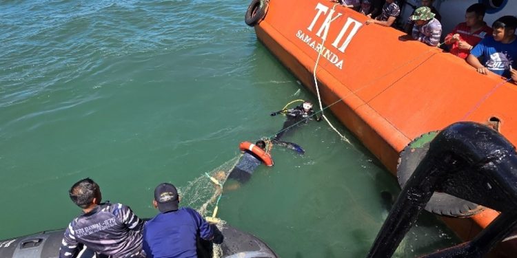 Baling-Baling Tersangkut Jaring Nelayan, Kapal SPOB TK II Diselamatkan KRI Bawal-875 di Perairan Bintuni