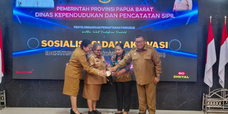 Dorong Transformasi Digital, Disdukcapil Papua Barat Sosialisasikan dan Aktifkan IKD di Manokwari