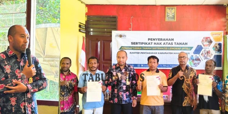 Beri Rasa Aman dan Kepastian Hukum, Kakantah Kab Manokwari Serahkan Sertipikat PTSL