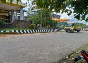 Jelang Kunjungan Mendikdasmen, Kawasan Sekitar Bandara Bintuni Mulai Dipercantik