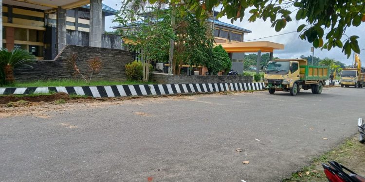 Jelang Kunjungan Mendikdasmen, Kawasan Sekitar Bandara Bintuni Mulai Dipercantik