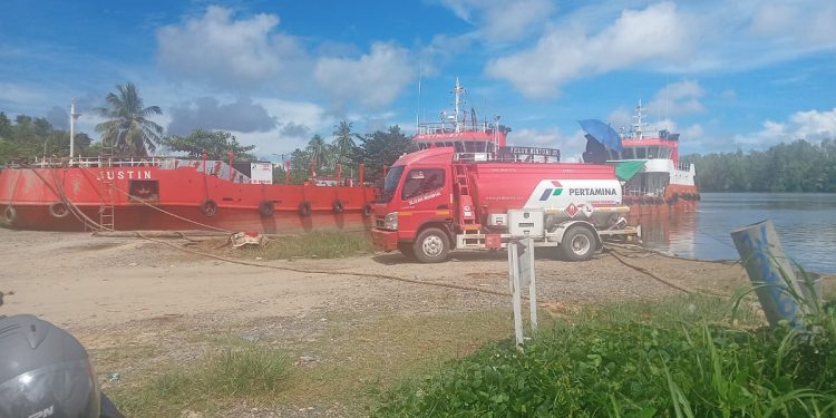Dua Kapal BBM Berlabuh di Pelabuhan Delta, Pasokan Warga dan PLN Bintuni Terpenuhi