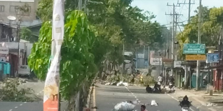 Aksi Bakar Ban dan Pemalangan Jalan Terjadi di Dua Titik Kota Manokwari