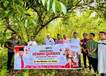 Filep Wamafma Salurkan Bantuan Sapi Kurban BPKH di Mako Brimob dan Blagor Manokwari