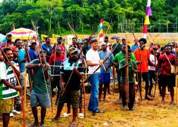 Lestarikan Budaya, Panahan Tradisional Moskona Warnai HUT Teluk Bintuni