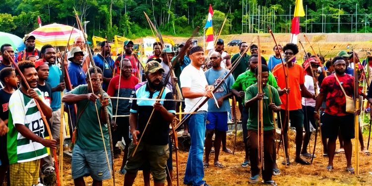 Lestarikan Budaya, Panahan Tradisional Moskona Warnai HUT Teluk Bintuni