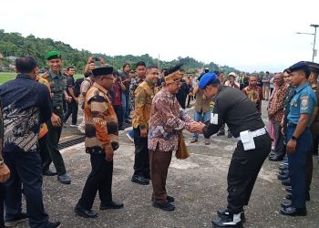 Forkopimda dan Ratusan Pelajar Sambut Mendikdasmen Abdul Mu’ti di Bandara Bintuni