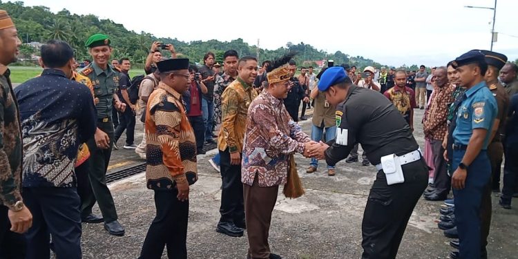 Forkopimda dan Ratusan Pelajar Sambut Mendikdasmen Abdul Mu’ti di Bandara Bintuni