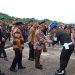 Forkopimda dan Ratusan Pelajar Sambut Mendikdasmen Abdul Mu’ti di Bandara Bintuni
