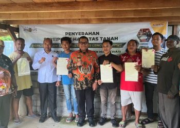 Wabup dan Kepala Pertanahan Manokwari Serahkan Sertipikat PTSL 2026 Berikan Kepastian Hukum Masyarakat