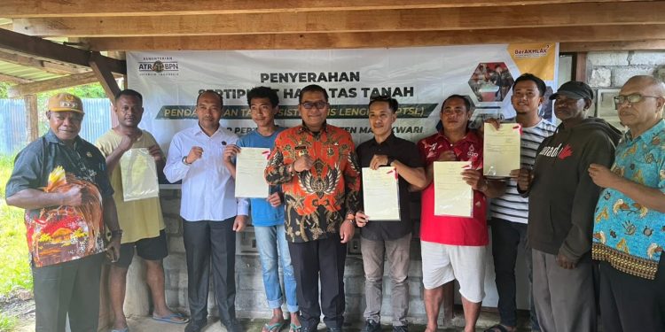 Wabup dan Kepala Pertanahan Manokwari Serahkan Sertipikat PTSL 2026 Berikan Kepastian Hukum Masyarakat