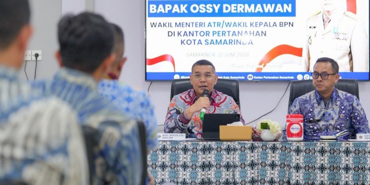 Berikan Pengarahan di Kantah Kota Samarinda, Wamen Ossy: ATR/BPN Harus Jadi Solusi Atas Pembangunan di Kalimantan Timur