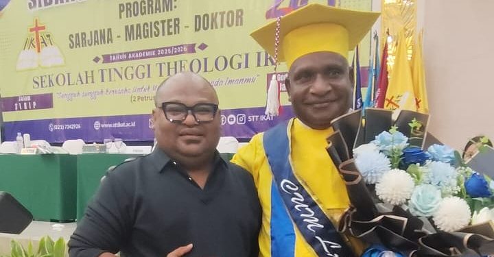 Lulus Program Doktor, Paulus Simonda Apresiasi Bupati Pegaf yang Meraih Predikat Cumlaude