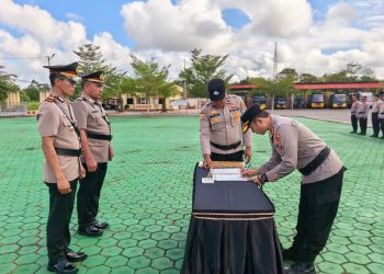 6 Pejabat Utama Polres Teluk Bintuni dan 2 Jabatan Kapolsek Diserahterimakan