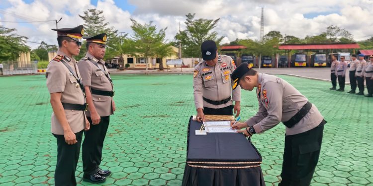 6 Pejabat Utama Polres Teluk Bintuni dan 2 Jabatan Kapolsek Diserahterimakan