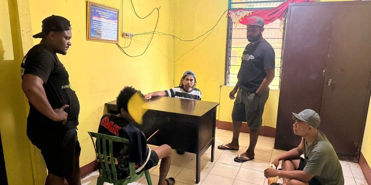 Tim Macan Gunung Polres Bintuni Amankan Terduga Pencuri di Wesiri