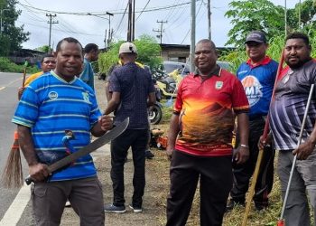 DPMK Papua Barat Bersihkan Bahu Jalan Menyambut Duta-duta Kristus