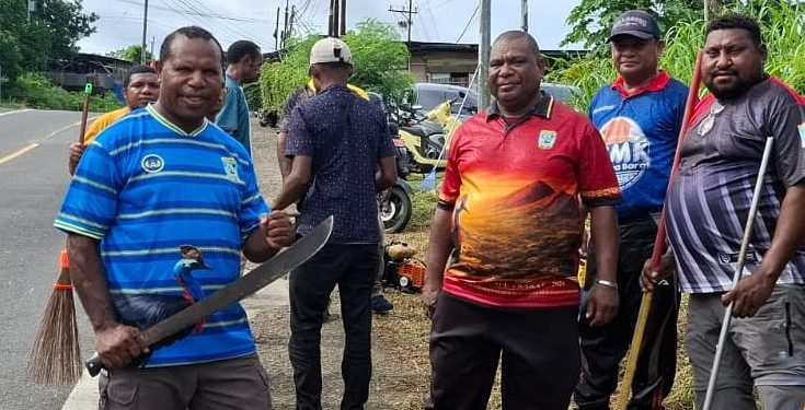 DPMK Papua Barat Bersihkan Bahu Jalan Menyambut Duta-duta Kristus