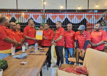 Mozes Rudy Timisela Serahkan SK Ketua SOKSI Cabang Teluk Bintuni
