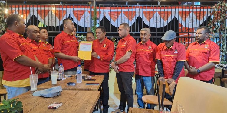 Mozes Rudy Timisela Serahkan SK Ketua SOKSI Cabang Teluk Bintuni