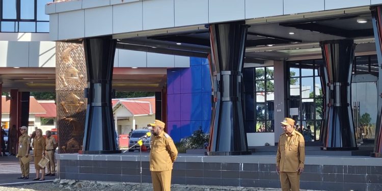 Bupati Mansel Geram: ASN Masih Santai Makan Pinang dan Merokok Saat Apel