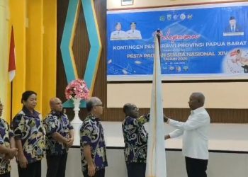 Dominggus Mandacan Resmi Melepas Kontingen Pesparawi Nasional XIV Papua Barat