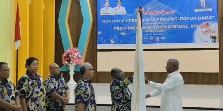 Dominggus Mandacan Resmi Melepas Kontingen Pesparawi Nasional XIV Papua Barat