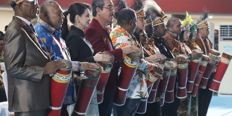 Penabuhan 14 Tifa Menandai Pembukaan Pesparawi Nasional XIV di Manokwari