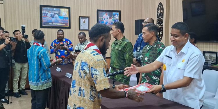 Bupati Manibuy Pacu Pembangunan Jalan Antar Wilayah Moskona