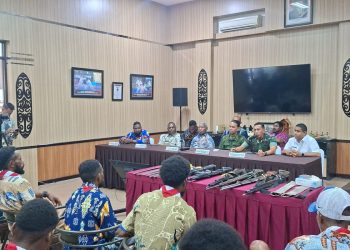 Serahkan 6 Pucuk Senjata, 10 Anggota OPM Berikrar Kembali ke NKRI Tanpa Paksaan