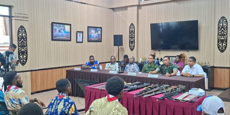 Serahkan 6 Pucuk Senjata, 10 Anggota OPM Berikrar Kembali ke NKRI Tanpa Paksaan