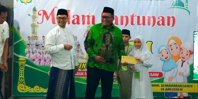 Bulan Muharam, Pemkab Manokwari Serahkan Santunan untuk Anak Yatim