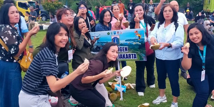 Pesta Makan Durian Warnai Keakraban Peserta Pesparawi Nasional