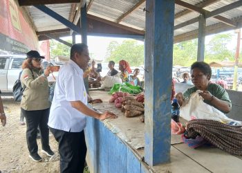 Dorong Ekonomi Petani Lokal, Bupati Yohanis Borong Dagangan Mama-Mama Papua di Atibo