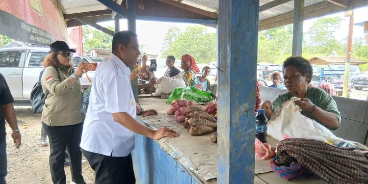 Dorong Ekonomi Petani Lokal, Bupati Yohanis Borong Dagangan Mama-Mama Papua di Atibo