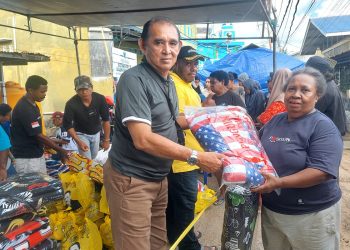 Robert Kardinal Salurkan Bantuan bagi Korban Kebakaran Klademak II Pantai