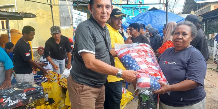 Robert Kardinal Salurkan Bantuan bagi Korban Kebakaran Klademak II Pantai