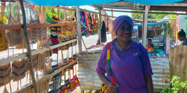 Manfaatkan Ajang Pesparawi, Mama-Mama Papua Jajakan Noken dan Kerajinan Khas