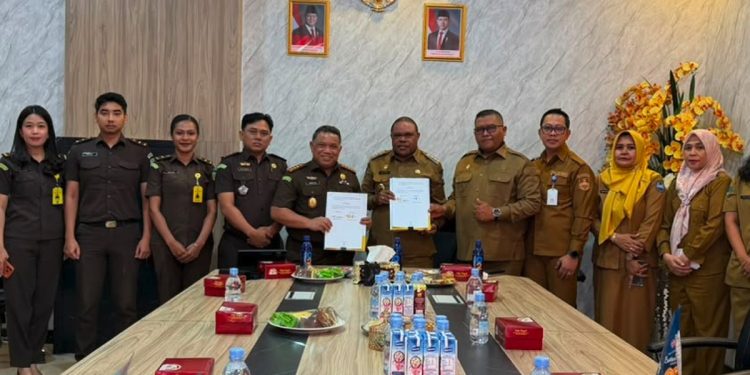 Pemkab dan Kejari Manokwari Tandatangani MoU Bantuan Permasalahan Hukum Perdata dan TUN