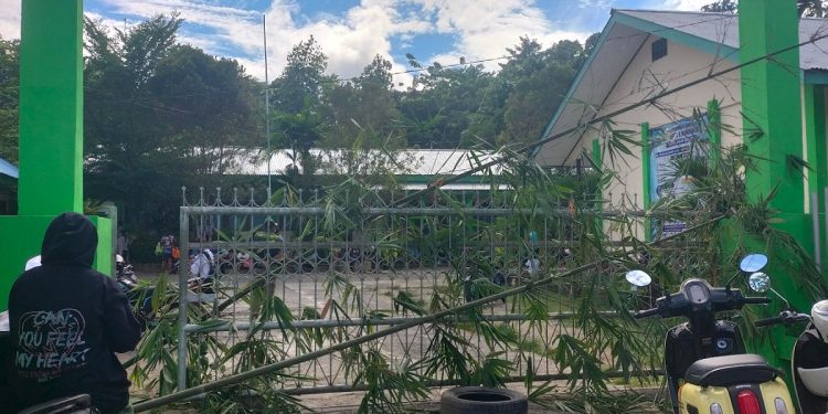 Minta Pendaftaran Offline, Orangtua Calon Siswa ‘Tutup’ Pintu Gerbang SMP Negeri 6