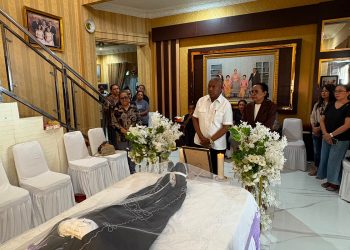 Gubernur Mandacan Sampaikan Duka Mendalam Atas Wafatnya Dr. Nataniel Mandacan