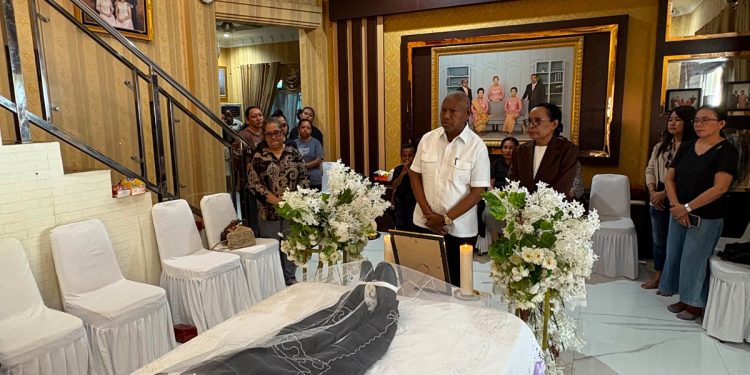 Gubernur Mandacan Sampaikan Duka Mendalam Atas Wafatnya Dr. Nataniel Mandacan