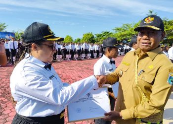 Gubernur Mandacan Serahkan SK Pengangkatan, 1.299 CPNS dan PPPK