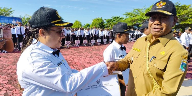 Gubernur Mandacan Serahkan SK Pengangkatan, 1.299 CPNS dan PPPK