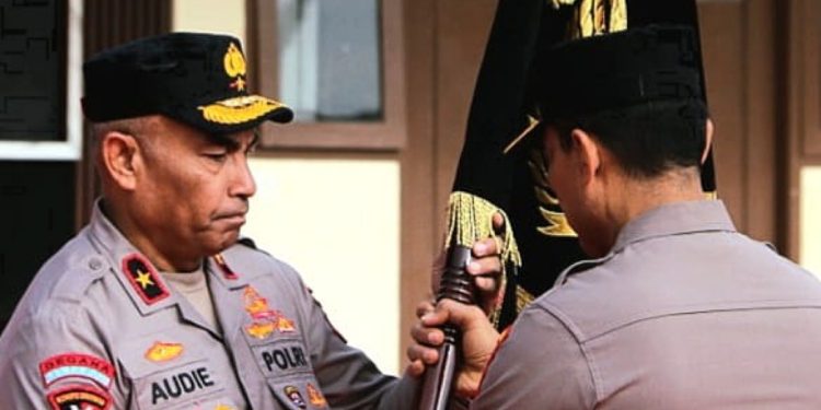 Disambut dengan Tradisi Adat Moi Audie Sonny Latuheru Resmi Jabat Kapolda Papua Barat Daya